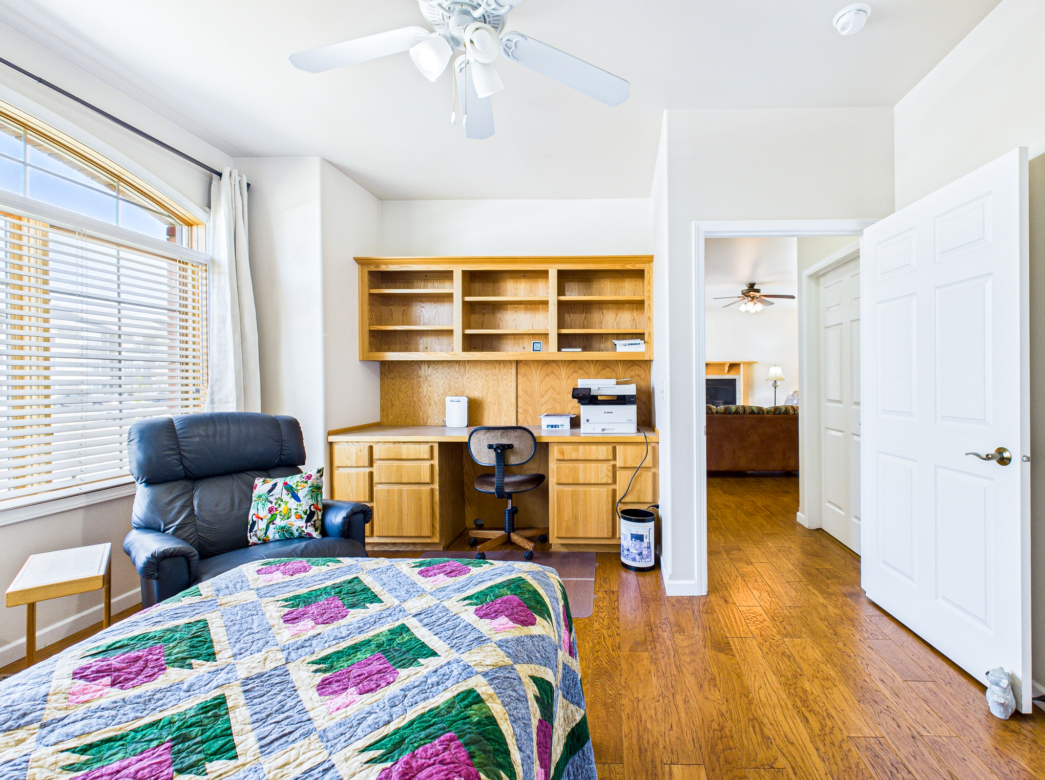 CAM03611G0-PR0105-STILL016